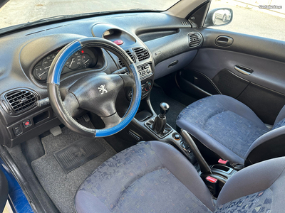 Peugeot 206 1.1 C/ Ar condicionado
