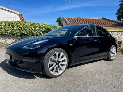 Tesla Model 3 Long Range - Iva Dedutvel