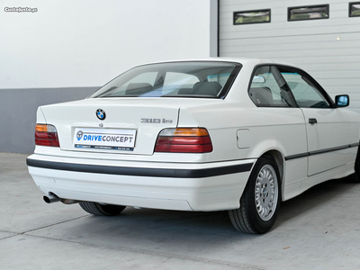 BMW 318 iS Coupé E36