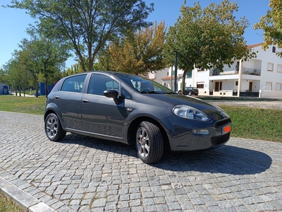 Fiat Punto (cinza) 2018