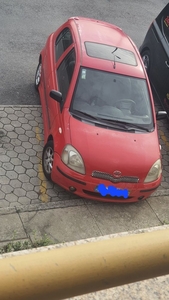 Toyota yaris vermelho