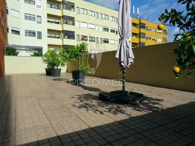 Apartamento T2 com terraço, à rotunda da VL8 - Candal - VN Gaia,