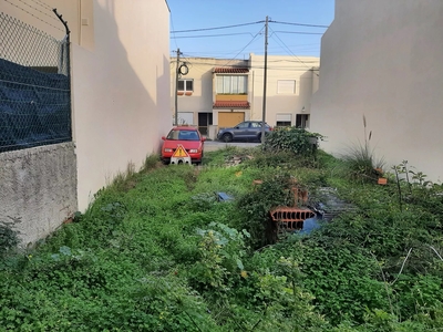 Lote de Terreno urbano para construção de moradia em banda numa zona muito central da Charneca da Caparica projeto aprovado lice…