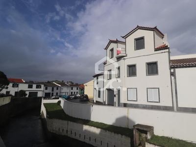 Moradia com 4 Quartos - Ribeirinha - Ribeira Grande