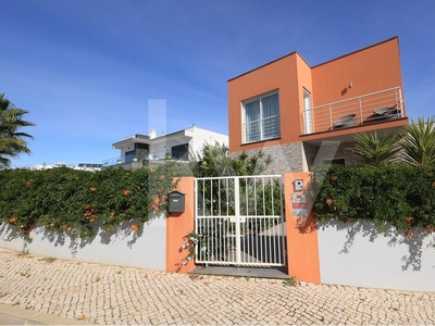 Moradia isolada T3+1 com piscina, garagem e quintal com arvores de fruto, para venda em Alcantarilha