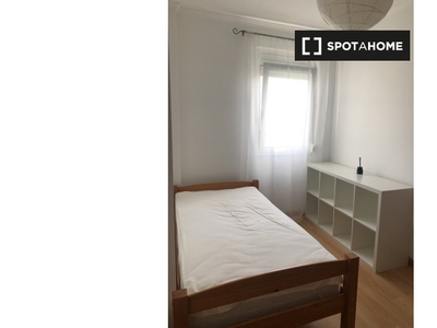 Quarto para alugar em apartamento de 5 quartos em Olivais, Lisboa
