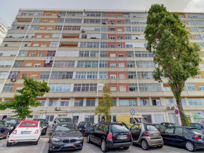 Apartamento T5, convertido num T4 junto ao Bairro de Santa Cruz, em Benfica