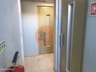 Fantástico Apartamento T1 totalmente remodelado com Cozin...