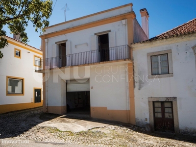 Moradia no centro da cidade da Praia da Vitória-Excelente oportunidade