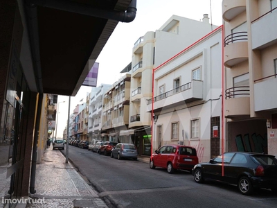 Prédio de 3 pisos e logradouro no centro de Faro, para remodelação.