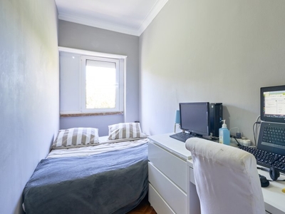 Aluga-se quarto em apartamento de 6 quartos na Amadora, Lisboa