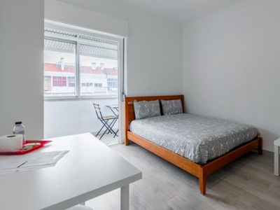 Aluga-se quarto em apartamento de 9 quartos na Amadora, Lisboa