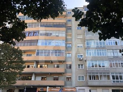Apartamento amplo e luminoso - Avenida Columbano Bordalo Pinheiro