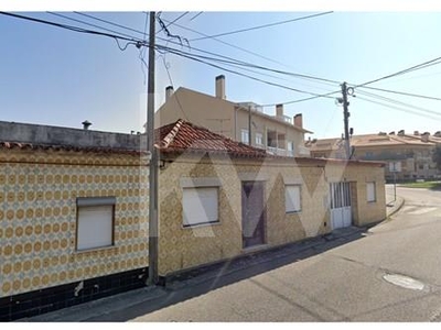 Moradia Devoluta em Santa Joana, Aveiro: Oportunidade Única de Investimento