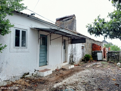 Moradia T2 no lugar do Bairro, concelho de Ourém para restaurar