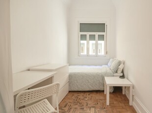 Aluga-se quarto em apartamento de 16 quartos no Azul, Lisboa