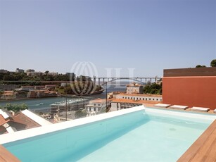 Apartamento T3 com piscina, junto ao rio, no Porto
