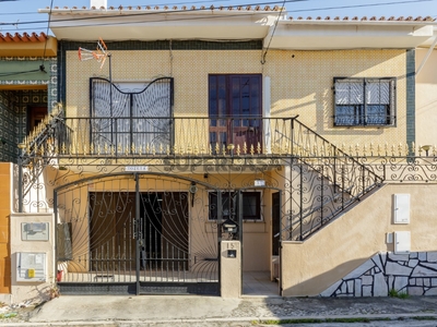 Moradia T3 Duplex à venda na Rua Bom Sucesso