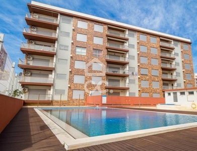 Apartamento T1 com piscina e parque infantil localizado no centro da Vila de Armação de Pêra!