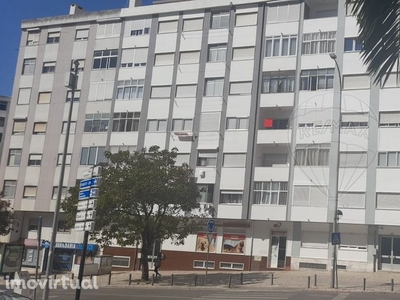 Apartamento T2 com área exterior. junto à Marina Do Douro