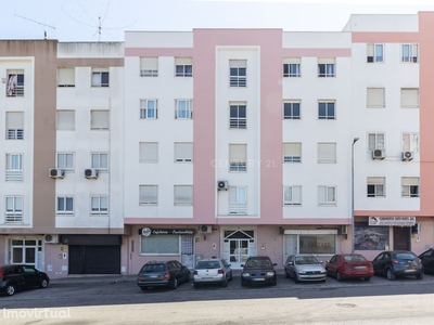 Apartamento T3 com estacionamento em Santa Marta do Pinhal - Corroios