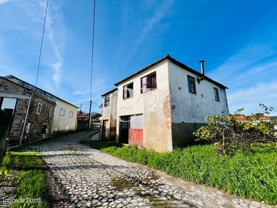 Moradia T2, parcialmente reabilitada em Vila Facaia