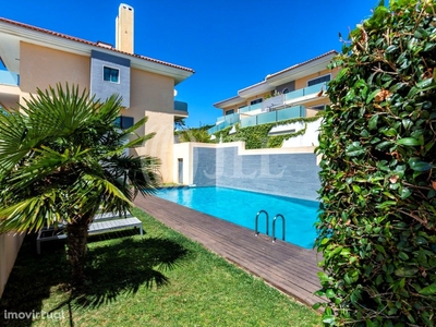 Moradia T2+2 em condomínio com piscina no Estoril
