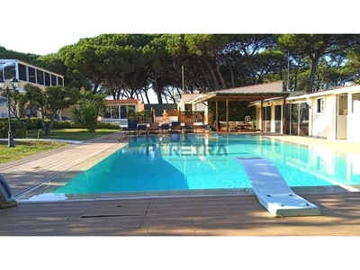 Moradia T3 com piscina, situada em Sintra.