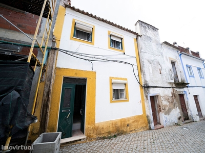 Moradia antiga para recuperação no Douro Central