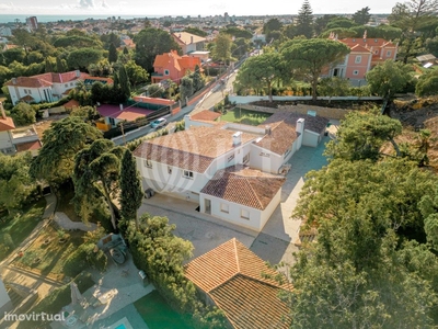 Moradia T5+1 com jardim e piscina no Estoril
