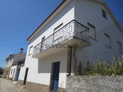 Moradia T2 Duplex à venda na Rua Ana Rodrigues Leitão