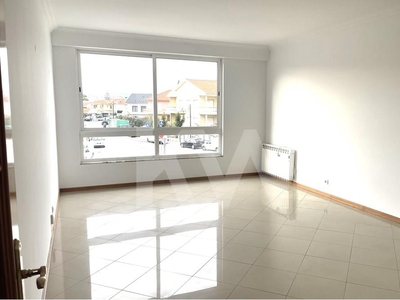 Apartamento T2 com varanda, para arrendar na Parede, Cascais.