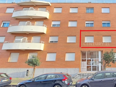 Apartamento T3 com Arrecadação e Lugar de Garagem em Alhos Vedros.
