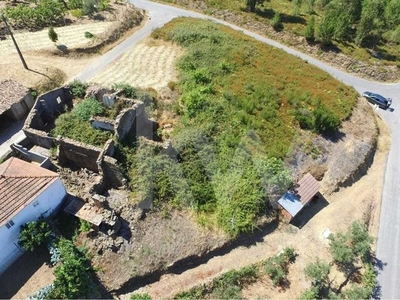Terreno de 2000m2 com casa em Pedra para Restauro na vila de Oleiros - Amieira. Lugar MAGNIFICO| Lomba da Serra