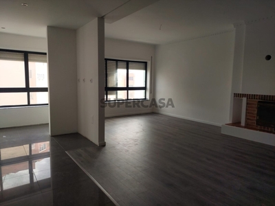 Apartamento T3 Duplex à venda na Avenida Nuno Álvares