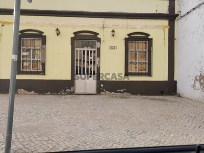 Casa Térrea T5 à venda na Rua do Alportel