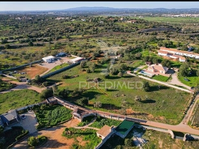 Terreno plano, vedado e com energia,