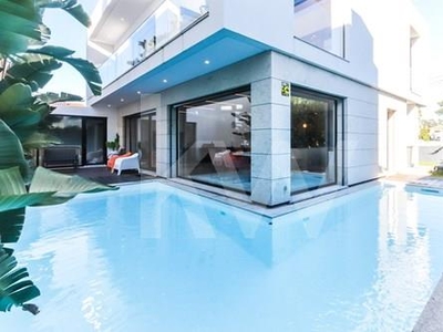Vende-se Moradia T4 de Luxo com piscina na Aroeira | Charneca da Caparica