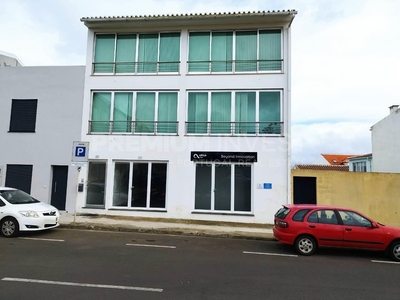Prédio constituído por Duas lojas e três Apartamentos Praia da Vitória