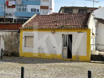 Moradia para remodelação ou investimento no distrito de Setúbal, Freguesia do Lavradio