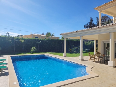 Moradia T4 com piscina, para venda em Penina Golf, Alvor, Algarve