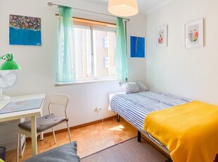 Aluga-se quarto em apartamento de 3 quartos em Almada