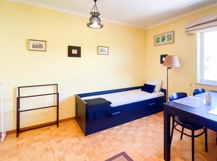 Aluga-se quarto em apartamento de 3 quartos em Almada, Caparica