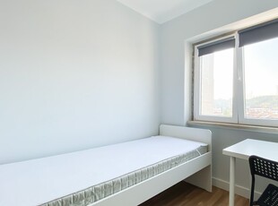 Aluga-se quarto em apartamento de 3 quartos em Ordivelas, Lisboa