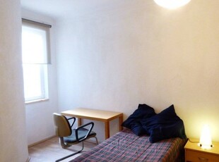 Aluga-se quarto em apartamento de 5 quartos na Estrela, Lisboa