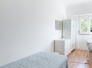 Aluga-se quarto em apartamento de 5 quartos no Lumiar, Lisboa