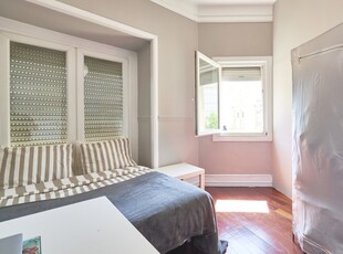 Aluga-se quarto em apartamento de 8 quartos no Areeiro, Lisboa
