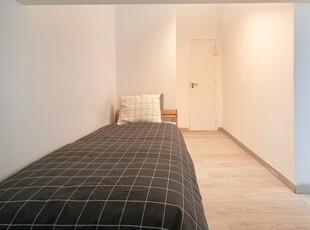 Aluga-se quarto em apartamento de 9 quartos na Amadora, Lisboa