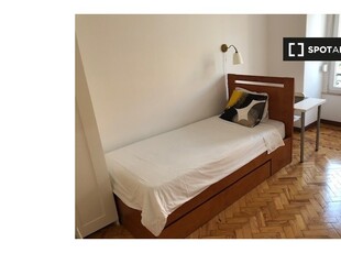 Aluga-se quarto tradicional em apartamento de 5 quartos em Arroios