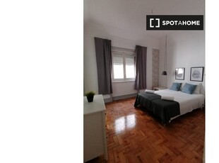 Aluga-se quartos em apartamento de 12 quartos nas Avenidas Novas
